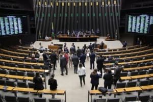 Câmara pode votar hoje projeto que classifica aproximação consensual do agressor como descumprimento de medida protetiva