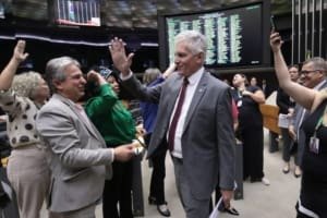 Denúncia contra Bolsonaro provoca embate entre deputados governistas e da oposição