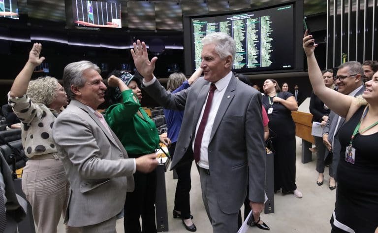 Denúncia contra Bolsonaro provoca embate entre deputados governistas e da oposição