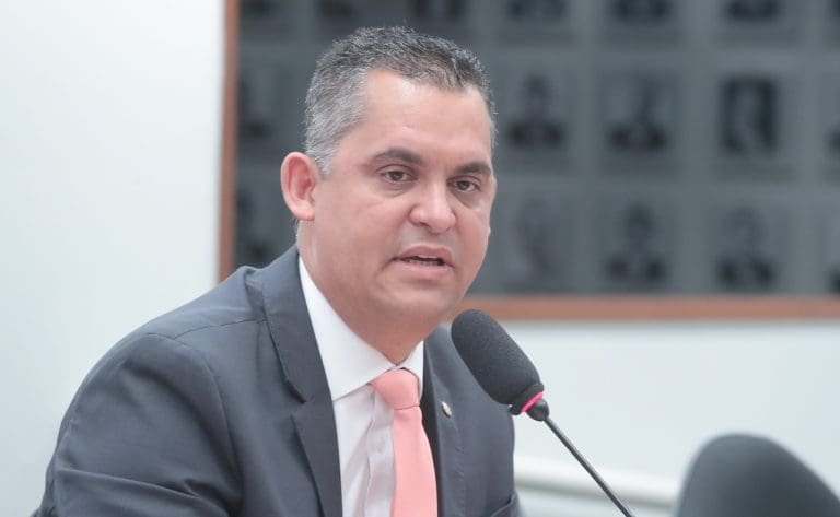 Projeto permite a eleitor acessar local de votação com animal de estimação Deputado Gilson Daniel fala ao microfone