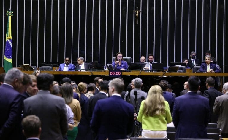 Deputados da oposição criticam julgamento de Bolsonaro; governistas elogiam "dia histórico"