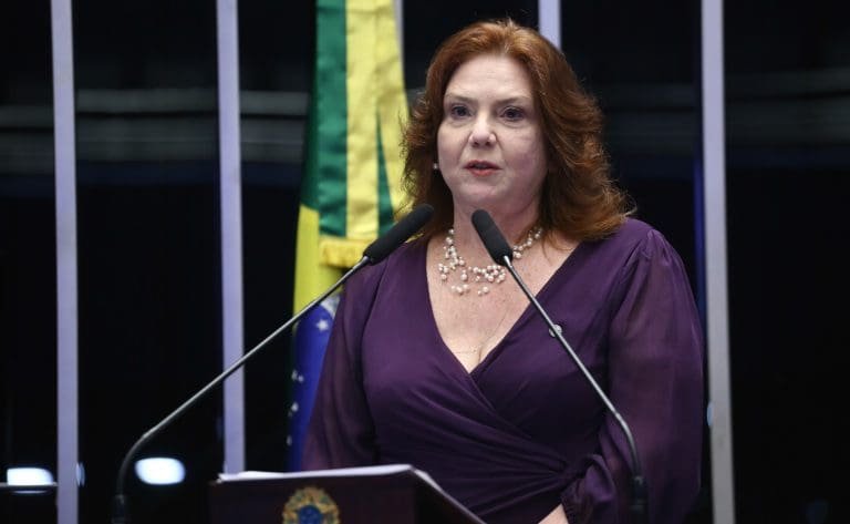 Projeto permite que mulher que sofra violência política de gênero possa se desfiliar sem perder o mandato Deputada Fernanda Pessoa fala ao microfone