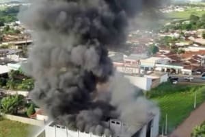 Incêndio atinge um galpão com material químico em Itaberaí