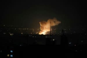 Israel lança grande ataque contra alvos nucleares e comandantes militares do Irã, que promete revidar