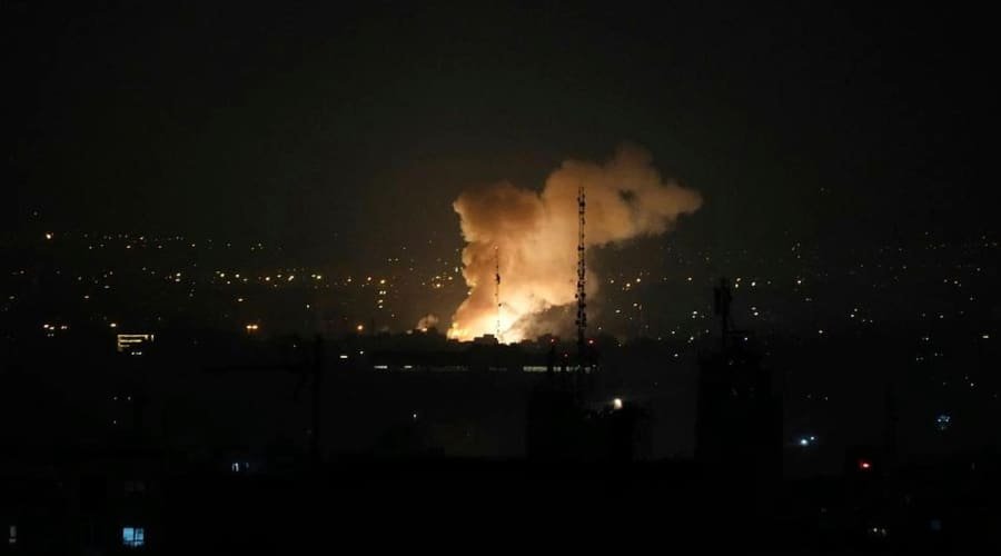 Israel lança grande ataque contra alvos nucleares e comandantes militares do Irã, que promete revidar