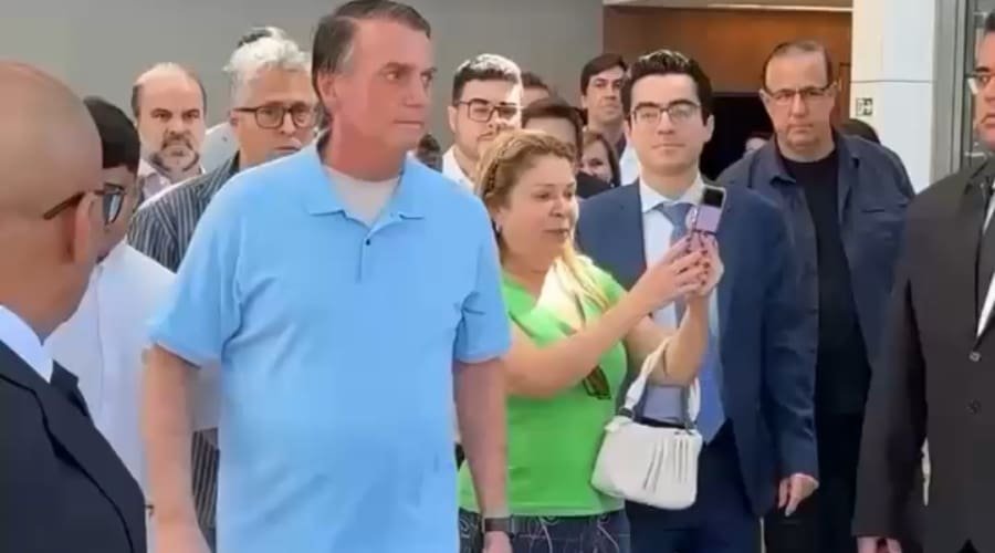 Jair Bolsonaro tem alta após três semanas internado em Brasília