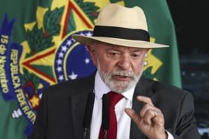 Lula admite que pode não disputar reeleição durante reunião com ministros