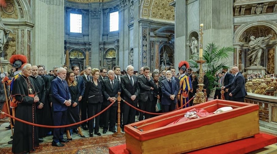Lula e comitiva desembarcam em Roma para funeral do papa Francisco