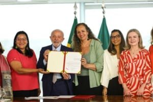 Lula sanciona leis para proteção de direitos das mulheres