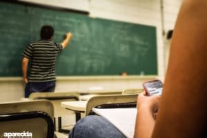 Lula sanciona projeto que limita uso de celular nas escolas