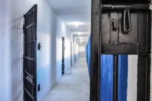 Mães de crianças menores de 12 anos poderão cumprir prisão domiciliar