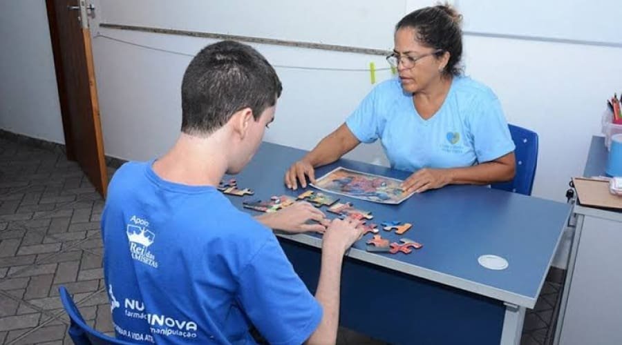 Médico diz que grande desafio de pessoas autistas é transição para a vida adulta