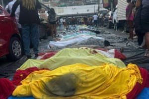 Moradores retiram cerca de 50 corpos em área de mata após operação
