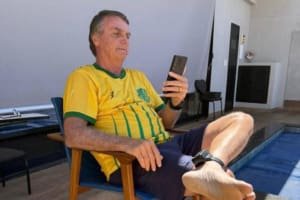 Moraes decreta prisão domiciliar de Bolsonaro