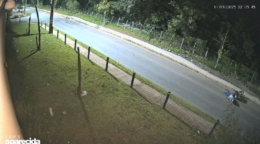Motociclista cai ao passar em buraco no Serra Dourada 3 em Aparecida de Goiânia