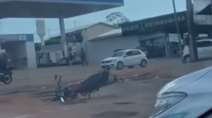Motociclista cai em buraco na via; seguidor registra momento