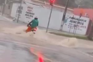 Motociclista que morreu após ser arrastado por enxurrada foi encontrado a cerca de 10 km do local onde caiu, diz bombeiro