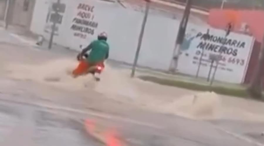 Motociclista que morreu após ser arrastado por enxurrada foi encontrado a cerca de 10 km do local onde caiu, diz bombeiro