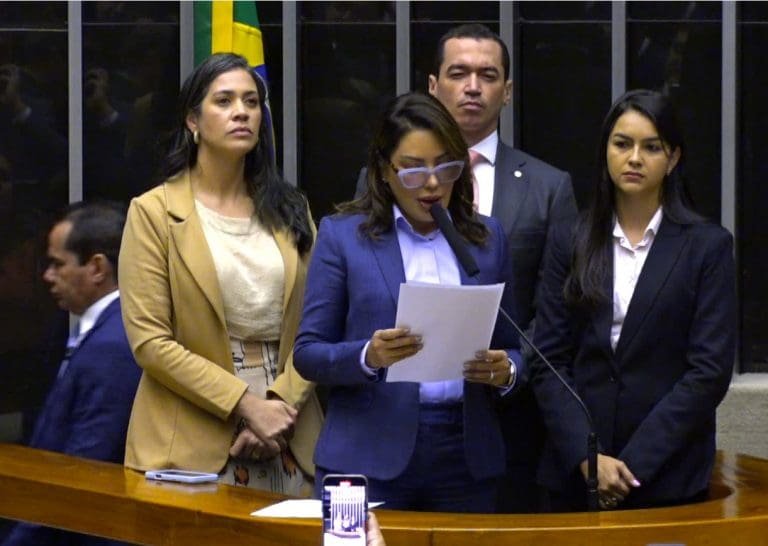 Deputados denunciam violência política contra vereadora do Tocantins e pedem providências Deputados estão em pé ao lado do microfone