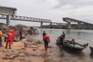 Número de desaparecidos após queda de ponte sobe para 15