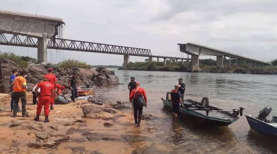 Número de desaparecidos após queda de ponte sobe para 15