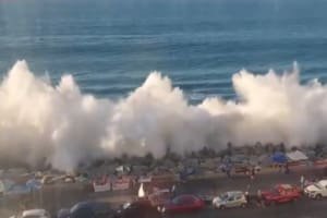 Ondas gigantes no pacífico matam três e fecham portos na costa da América Do Sul