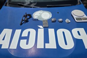 Operação em lava-jato prende funcionário com drogas e arma