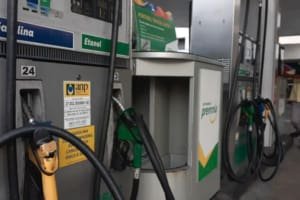 Petrobras reduz preço da gasolina para distribuidoras a partir de terça-feira (3)