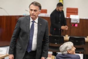 PF cumpre mandados na casa de Jair Bolsonaro, que usará tornozeleira