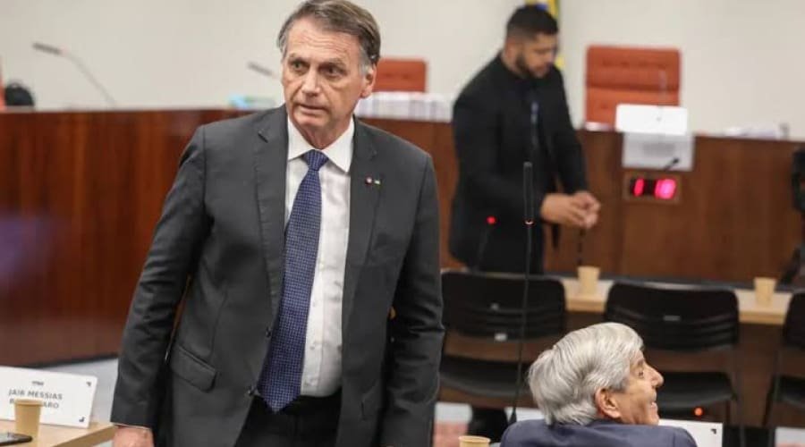 PF cumpre mandados na casa de Jair Bolsonaro, que usará tornozeleira