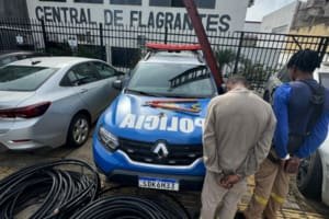 PM flagra homens disfarçados de técnicos roubando cabos de energia em Aparecida