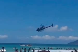Policial deixa fuzil cair no mar em Cabo Frio, Rio de Janeiro, e recupera em seguida