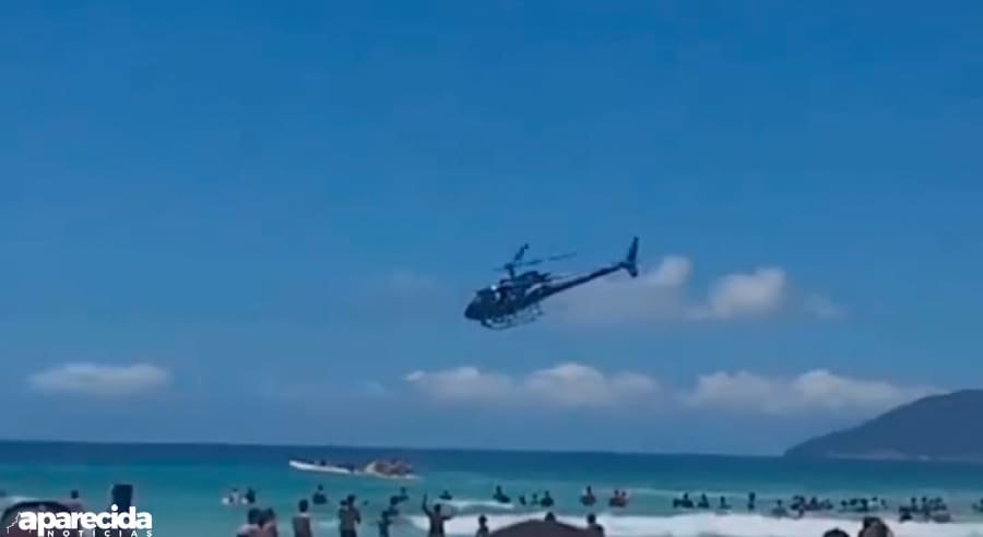 Policial deixa fuzil cair no mar em Cabo Frio, Rio de Janeiro, e recupera em seguida