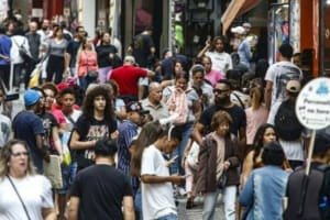 População brasileira chega a 213,4 milhões em julho de 2025