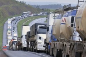 Preço do diesel: caminhoneiros ameaçam parar no Brasil inteiro