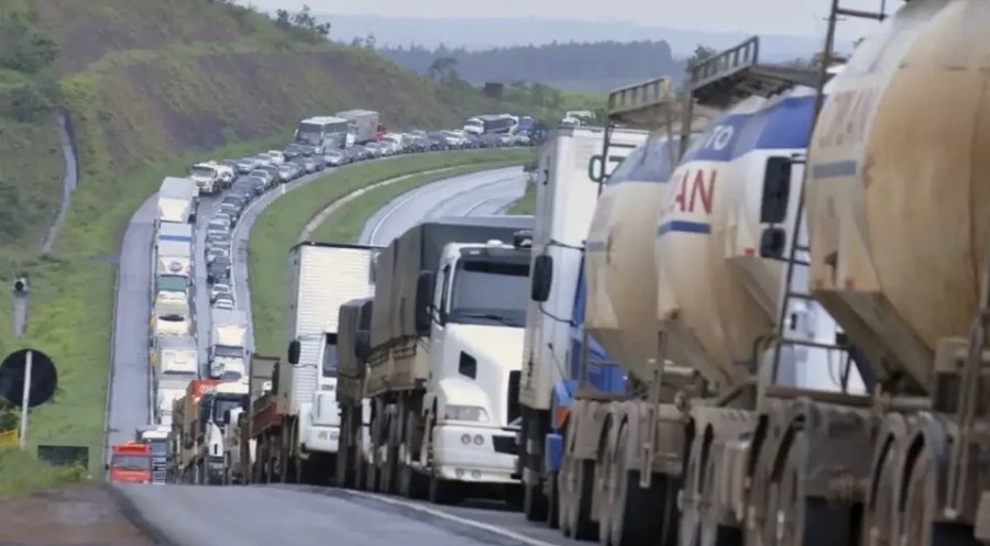 Preço do diesel: caminhoneiros ameaçam parar no Brasil inteiro