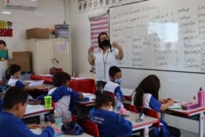 Prefeito de Goiânia sanciona reajuste salarial para professores.