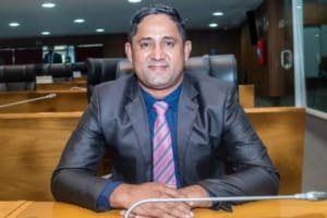 Prefeito do Maranhão atrasa salário de professores e culpa tarifaço de Trump
