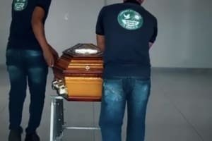 Prefeito grava vídeo em caixão para anunciar capela mortuária