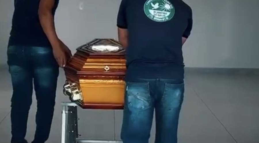 Prefeito grava vídeo em caixão para anunciar capela mortuária