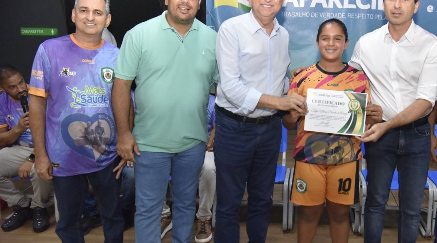 Prefeito entrega uniformes a atletas de aparecida para GO Cup