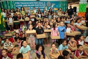 Prefeito Vilela recepciona alunos na abertura do ano letivo de 2025