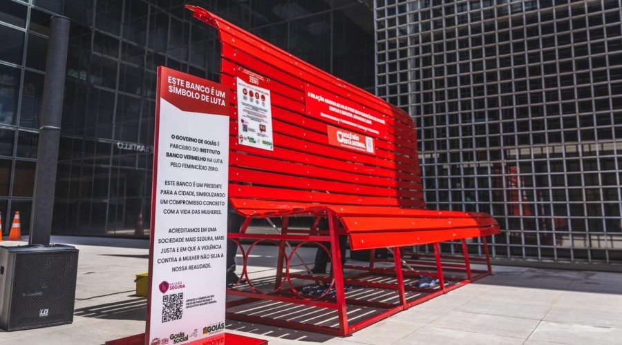 Prefeitura instala Banco Vermelho em ação contra feminicídio