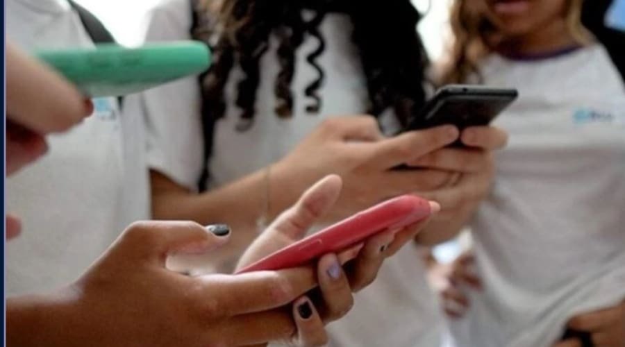 Projeto de lei propõe restrição ao uso de celulares em escolas de Goiás