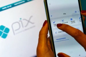 Receita Federal volta a negar taxação do Pix e alerta para golpes