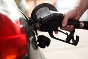 Redução no preço da gasolina para distribuidoras começa nesta terça (21)