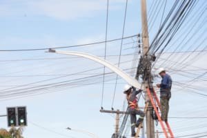 Retirada de fios soltos em Aparecida começa pela Avenida Independência