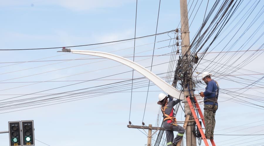 Retirada de fios soltos em Aparecida começa pela Avenida Independência