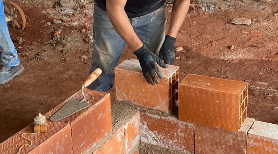 São 32 vagas para turmas de Pedreiro de Alvenaria e 40 para Encanador de Rede de Esgoto. Inscrições já estão abertas e seguem até dia 31 de março_