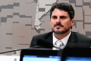 Senador Marcos do Val é levado para colocar tornozeleira eletrônica